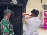 Bhabinkamtibmas Kel.Pasir Jaya Bersama Tiga Pilar Lakukan Pemasangan Stiker Tes Swab Antigen Di Rumah Warga Yang Mudik Bhabinkamtibmas Kel.Pasir Jaya Bersama Tiga Pilar Lakukan Pemasangan Stiker Tes Swab Antigen Di Rumah Warga Yang Mudik