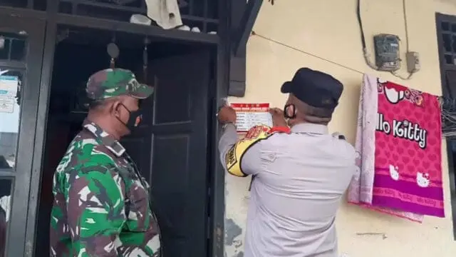 Bhabinkamtibmas Kel.Pasir Jaya Bersama Tiga Pilar Lakukan Pemasangan Stiker Tes Swab Antigen Di Rumah Warga Yang Mudik Bhabinkamtibmas Kel.Pasir Jaya Bersama Tiga Pilar Lakukan Pemasangan Stiker Tes Swab Antigen Di Rumah Warga Yang Mudik