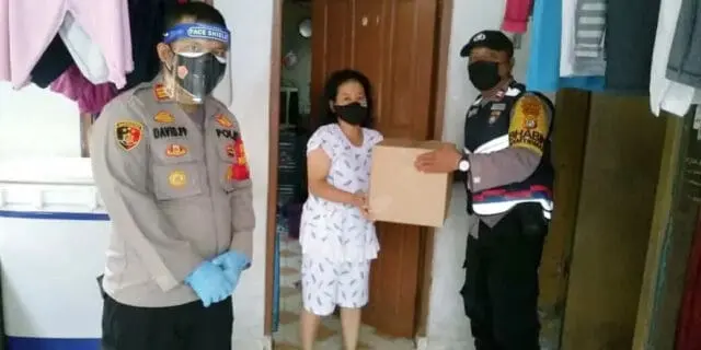 Emphaty Building dan Social Bounding, Polsek Batuceper Serahkan Sembako Kepada Warga Yang Terpapar Covid-19 Emphaty Building dan Social Bounding, Polsek Batuceper Serahkan Sembako Kepada Warga Yang Terpapar Covid-19