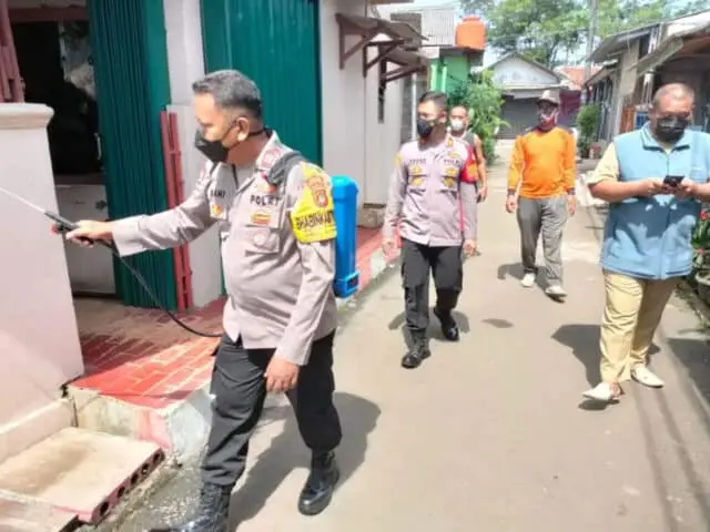 Peduli Warga Terindikasi Positif Covid-19, Polsek Cisauk Lakukan Penyemprotan Disinfektan dan Berikan Bantuan Sembako Peduli Warga Terindikasi Positif Covid-19, Polsek Cisauk Lakukan Penyemprotan Disinfektan dan Berikan Bantuan Sembako