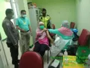 Kapolsubsektor Palem Semi Lakukan Pengamanan Swab PCR dan Penyuntikan Vaksin Kapolsubsektor Palem Semi Lakukan Pengamanan Swab PCR dan Penyuntikan Vaksin