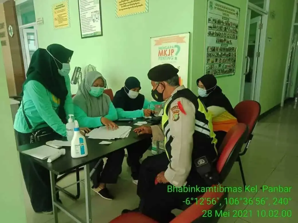 Kapolsubsektor Palem Semi Lakukan Pengamanan Swab PCR dan Penyuntikan Vaksin Kapolsubsektor Palem Semi Lakukan Pengamanan Swab PCR dan Penyuntikan Vaksin