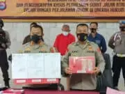 Penjual Surat Keterangan Palsu di Amankan Polres Cilegon Penjual Surat Keterangan Palsu di Amankan Polres Cilegon
