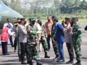 Panglima TNI dan Kabaharkam Polri Tiba di Bandara Tunggul Wulung Cilacap Panglima TNI dan Kabaharkam Polri Tiba di Bandara Tunggul Wulung Cilacap