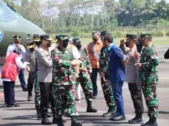 Panglima TNI dan Kabaharkam Polri Tiba di Bandara Tunggul Wulung Cilacap Panglima TNI dan Kabaharkam Polri Tiba di Bandara Tunggul Wulung Cilacap