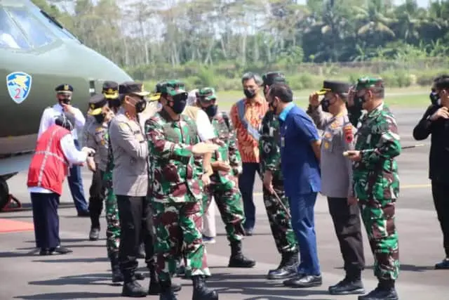 Panglima TNI dan Kabaharkam Polri Tiba di Bandara Tunggul Wulung Cilacap Panglima TNI dan Kabaharkam Polri Tiba di Bandara Tunggul Wulung Cilacap