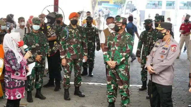 Panglima TNI, Kapolri dan Kepala BNPB Cek Pelaksaan Vaksinasi di Grobogan Panglima TNI, Kapolri dan Kepala BNPB Cek Pelaksaan Vaksinasi di Grobogan