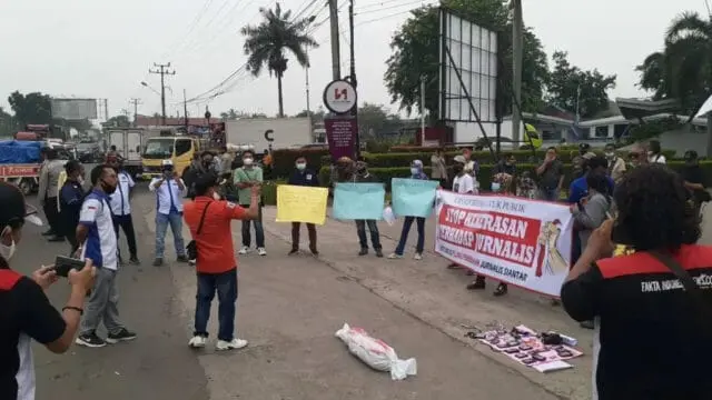 Buntut Penembakan Terhadap Wartawan, Puluhan Jurnalis Serang Raya Turun Kejalan Buntut Penembakan Terhadap Wartawan, Puluhan Jurnalis Serang Raya Turun Kejalan