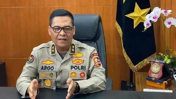 Polri Targetkan Vaksinasi Massal Serentak 1 Juta di Seluruh Indonesia Besok Polri Targetkan Vaksinasi Massal Serentak 1 Juta di Seluruh Indonesia Besok