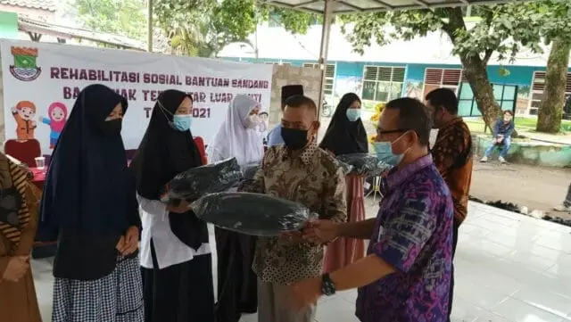 Dinsos Kabupaten Tangerang Berikan Bantuan Kepada Anak Terlantar Luar Panti Dinsos Kabupaten Tangerang Berikan Bantuan Kepada Anak Terlantar Luar Panti