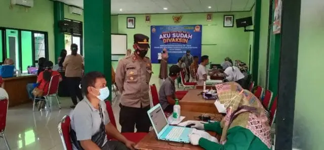 Warga Berikan Apresiasi Kegiatan Vaksinasi Yang Dilaksanakan Polsek Cisoka Warga Berikan Apresiasi Kegiatan Vaksinasi Yang Dilaksanakan Polsek Cisoka