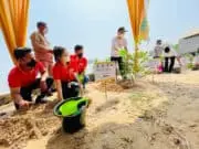 Peringati Hari Lingkungan Hidup Sedunia, Alfamart Tanam Pohon Mangrove di Pulan Cangkir Peringati Hari Lingkungan Hidup Sedunia, Alfamart Tanam Pohon Mangrove di Pulan Cangkir