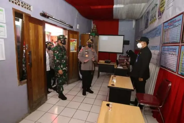 Kapolri Minta Pekerja dan Perusahaan Patuhi Aturan PPKM Darurat Kapolri Minta Pekerja dan Perusahaan Patuhi Aturan PPKM Darurat