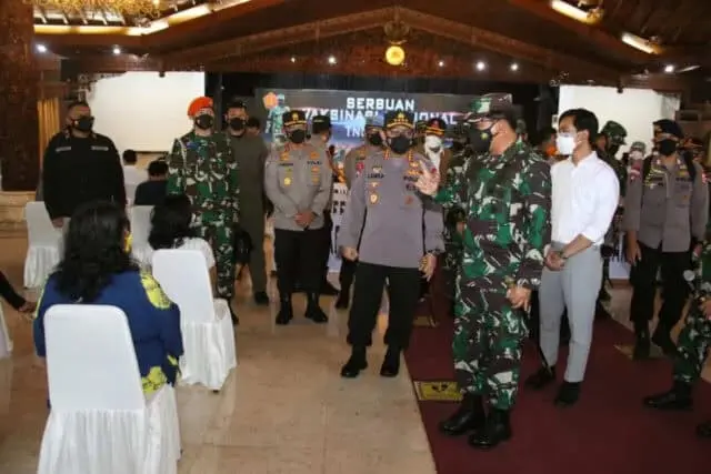 Panglima TNI dan Kapolri Tinjau Serbuan Vaksinasi di Solo Panglima TNI dan Kapolri Tinjau Serbuan Vaksinasi di Solo