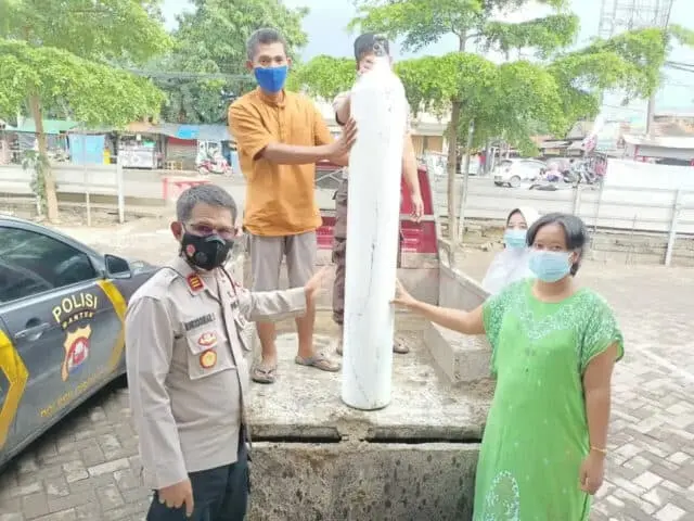 Demi Kemanusiaan, Kapolsek Cisoka Bantu Distribusi Oksigen Ke Rumah Warga Yang Sedang Isolasi Mandiri Demi Kemanusiaan, Kapolsek Cisoka Bantu Distribusi Oksigen Ke Rumah Warga Yang Sedang Isolasi Mandiri
