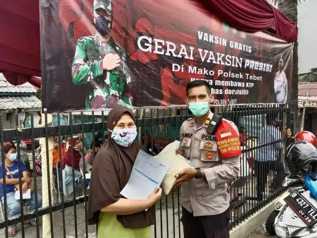 Melalui Gerai Vaksin Presisi, Polsek Tebet Laksanakan Akselerasi Vaksinasi dan Bagikan Sembako Gratis Melalui Gerai Vaksin Presisi, Polsek Tebet Laksanakan Akselerasi Vaksinasi dan Bagikan Sembako Gratis