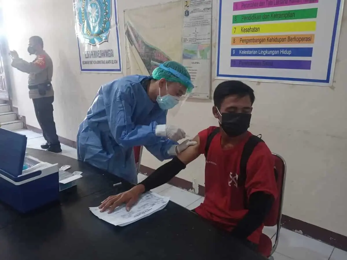 Melalui Gerai Vaksin Presisi, Polsek Tebet Laksanakan Akselerasi Vaksinasi dan Bagikan Sembako Gratis Melalui Gerai Vaksin Presisi, Polsek Tebet Laksanakan Akselerasi Vaksinasi dan Bagikan Sembako Gratis
