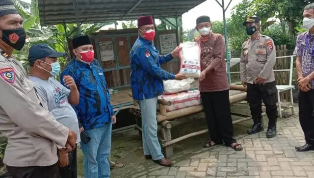 Kapolsek Cisoka Salurkan Bantuan Kekeluarga Almarhum DPD Badak Banten dan Warga Desa Munjul Yang Isoman Kapolsek Cisoka Salurkan Bantuan Kekeluarga Almarhum DPD Badak Banten dan Warga Desa Munjul Yang Isoman