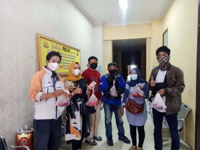 Peduli Insan Pers, Polda Banten Bagikan Daging Hewan Qurban Peduli Insan Pers, Polda Banten Bagikan Daging Hewan Qurban