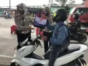 Polresta Tangerang Laksanakan Penyekatan di Jayanti, Bagikan Masker dan Beras Polresta Tangerang Laksanakan Penyekatan di Jayanti, Bagikan Masker dan Beras