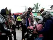 Ajak Masyarakat Jadi Pahlawan di Masa Pandemi, Satlantas Polresta Tangerang Gunakan Action Figure Saat Penegakkan PPKM Ajak Masyarakat Jadi Pahlawan di Masa Pandemi, Satlantas Polresta Tangerang Gunakan Action Figure Saat Penegakkan PPKM