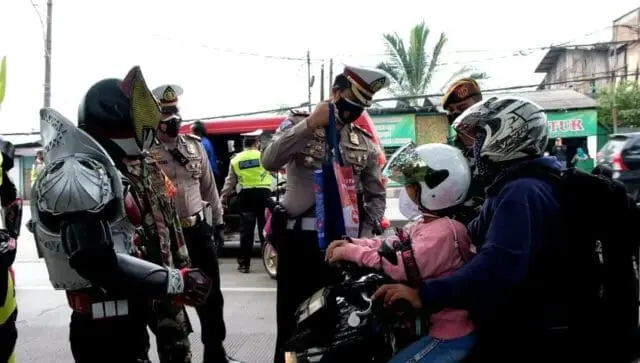Ajak Masyarakat Jadi Pahlawan di Masa Pandemi, Satlantas Polresta Tangerang Gunakan Action Figure Saat Penegakkan PPKM Ajak Masyarakat Jadi Pahlawan di Masa Pandemi, Satlantas Polresta Tangerang Gunakan Action Figure Saat Penegakkan PPKM