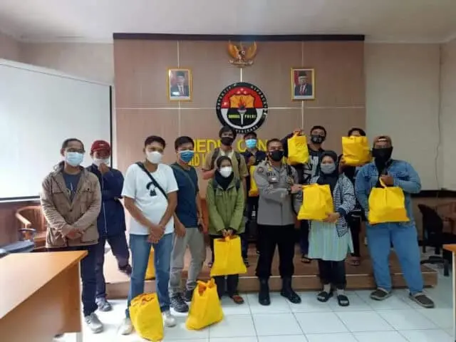 Terdampak Covid-19, Polda Banten Bagikan Ratusan Paket Sembako Untuk Insan Pers Terdampak Covid-19, Polda Banten Bagikan Ratusan Paket Sembako Untuk Insan Pers