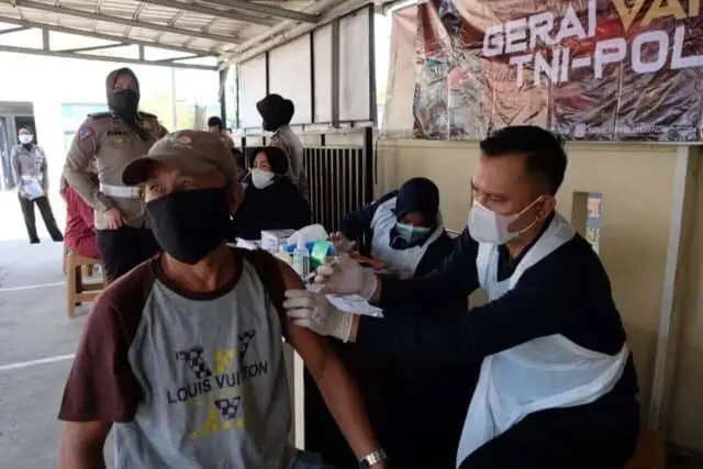 Sukseskan Program Pemerintah, Satlantas Polresta Tangerang Gelar Vaksinasi bagi Pemohon SIM Sukseskan Program Pemerintah, Satlantas Polresta Tangerang Gelar Vaksinasi bagi Pemohon SIM