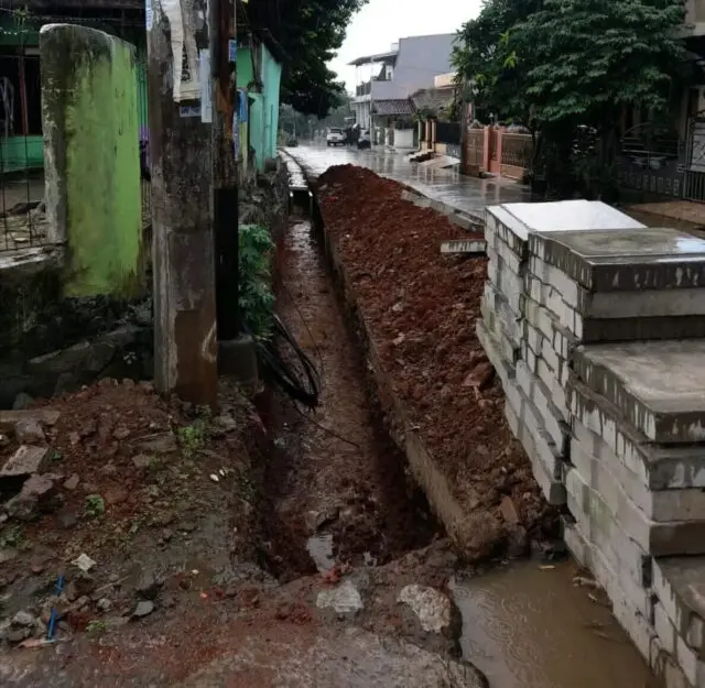 Pemasangan U-Ditch di Perumahan Teratai Legok Diduga Asal Jadi dan Tidak Sesuai RAB Pemasangan U-Ditch di Perumahan Teratai Legok Diduga Asal Jadi dan Tidak Sesuai RAB