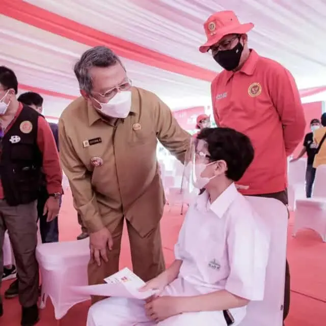 Wali Kota Tangsel Hadiri Vaksinasi di Sekolah Al-Azhar BSD Wali Kota Tangsel Hadiri Vaksinasi di Sekolah Al-Azhar BSD