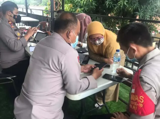 Polsek Balaraja Salurkan Bansos untuk Nakes Puskesmas Polsek Balaraja Salurkan Bansos untuk Nakes Puskesmas