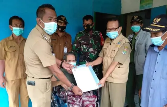 Dinsos Kabupaten Tangerang Berikan Bantuan Kursi Roda Ke Warga Desa Cikuya Dinsos Kabupaten Tangerang Berikan Bantuan Kursi Roda Ke Warga Desa Cikuya