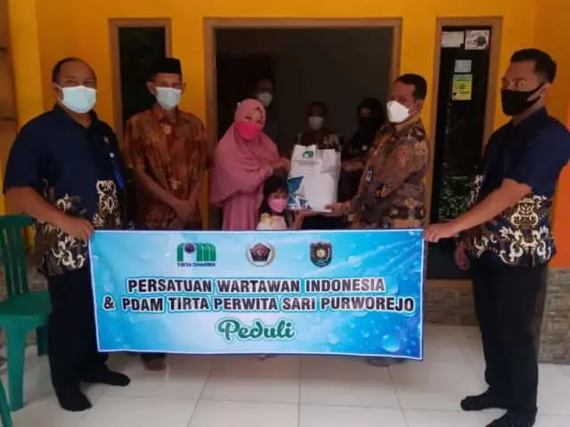 Gandeng Sejumlah Pihak, PWI Purworejo Salurkan Paket Santunan Bagi Yatim Piatu Korban Covid-19 Gandeng Sejumlah Pihak, PWI Purworejo Salurkan Paket Santunan Bagi Yatim Piatu Korban Covid-19