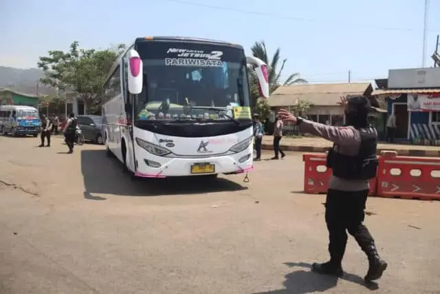 Kepadatan Wisatawan, Polda Banten Putarbalikan Kendaraan Menuju Anyer Kepadatan Wisatawan, Polda Banten Putarbalikan Kendaraan Menuju Anyer