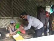 Hidup Sebatang Kara, Kapolsek Cisoka Berikan Bantuan Sembako Kepada Nenek Mirah Hidup Sebatang Kara, Kapolsek Cisoka Berikan Bantuan Sembako Kepada Nenek Mirah
