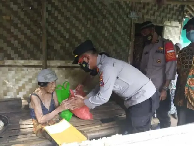 Hidup Sebatang Kara, Kapolsek Cisoka Berikan Bantuan Sembako Kepada Nenek Mirah Hidup Sebatang Kara, Kapolsek Cisoka Berikan Bantuan Sembako Kepada Nenek Mirah