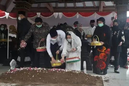 Almarhum Ibu Ageng Dimakamkan di Sampaing Suami Jendaral Sarwo Edhie Wibowo Almarhum Ibu Ageng Dimakamkan di Sampaing Suami Jendaral Sarwo Edhie Wibowo