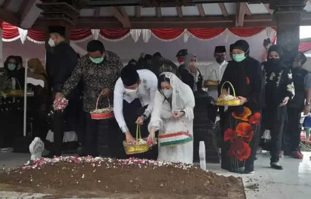 Almarhum Ibu Ageng Dimakamkan di Sampaing Suami Jendaral Sarwo Edhie Wibowo Almarhum Ibu Ageng Dimakamkan di Sampaing Suami Jendaral Sarwo Edhie Wibowo