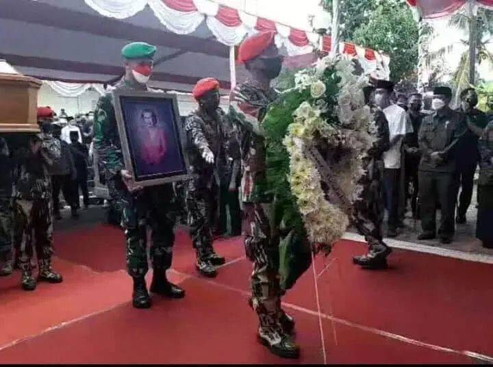 Almarhum Ibu Ageng Dimakamkan di Sampaing Suami Jendaral Sarwo Edhie Wibowo Almarhum Ibu Ageng Dimakamkan di Sampaing Suami Jendaral Sarwo Edhie Wibowo