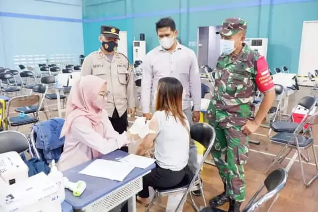 Pantau Giat Vaksinasi Presisi, Kapolsek bersama Danramil 14 Himbau Warga Disiplin Protkes Covid-19 Pantau Giat Vaksinasi Presisi, Kapolsek bersama Danramil 14 Himbau Warga Disiplin Protkes Covid-19