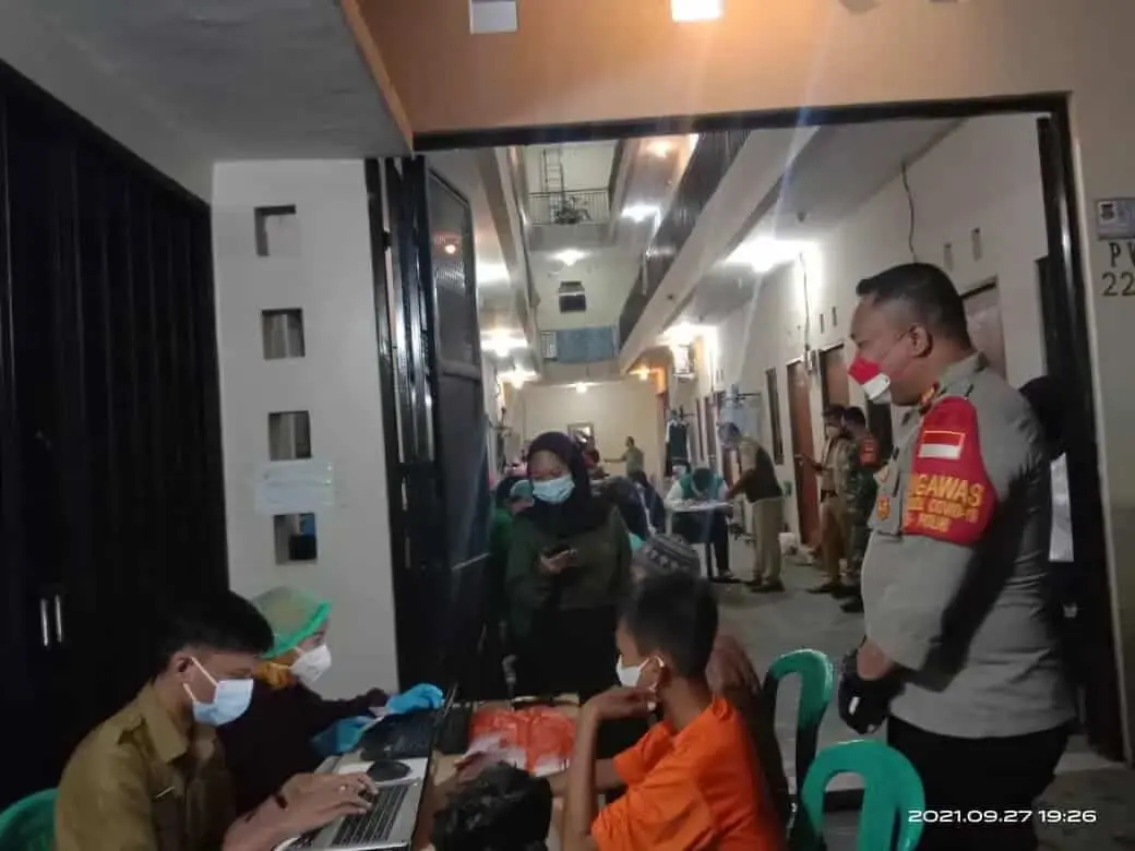 Dukung Percepatan Program Pemerintah, Kelurahan Kelapa Dua Gelar Vaksinasi Malam