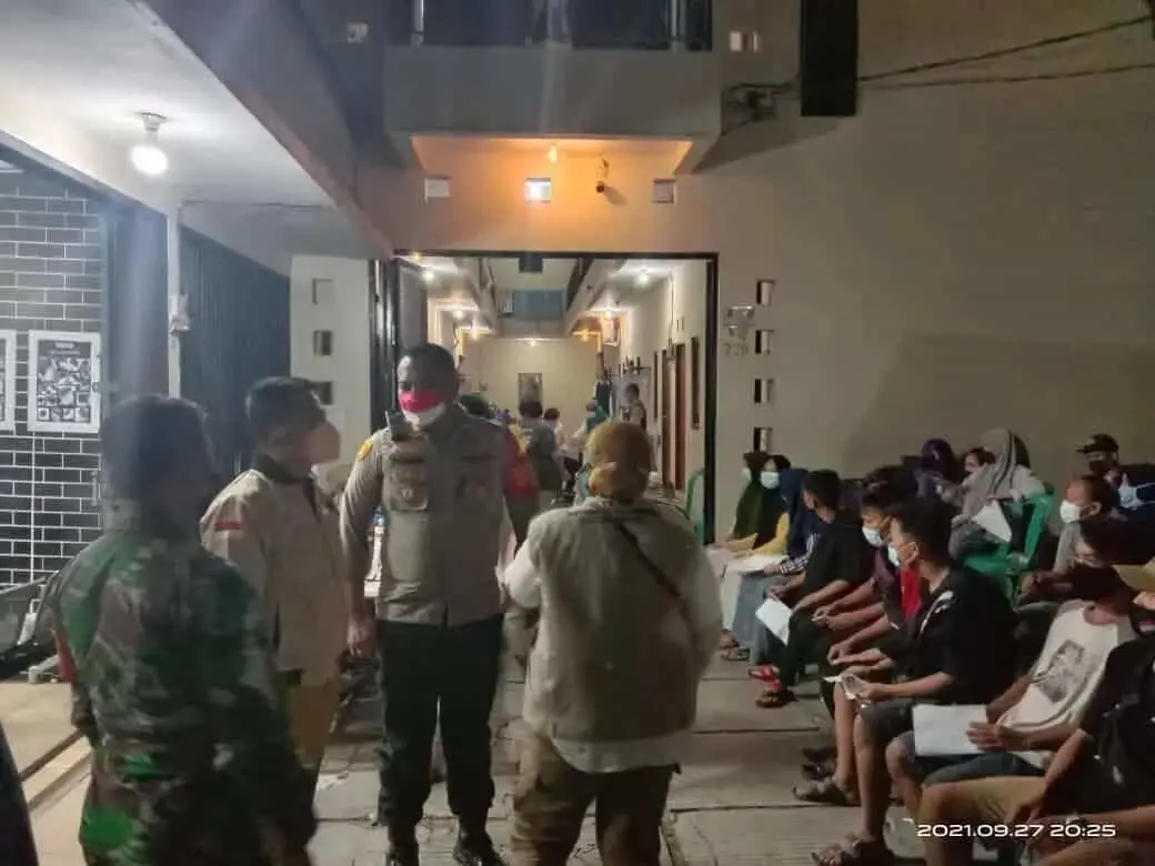 Dukung Percepatan Program Pemerintah, Kelurahan Kelapa Dua Gelar Vaksinasi Malam