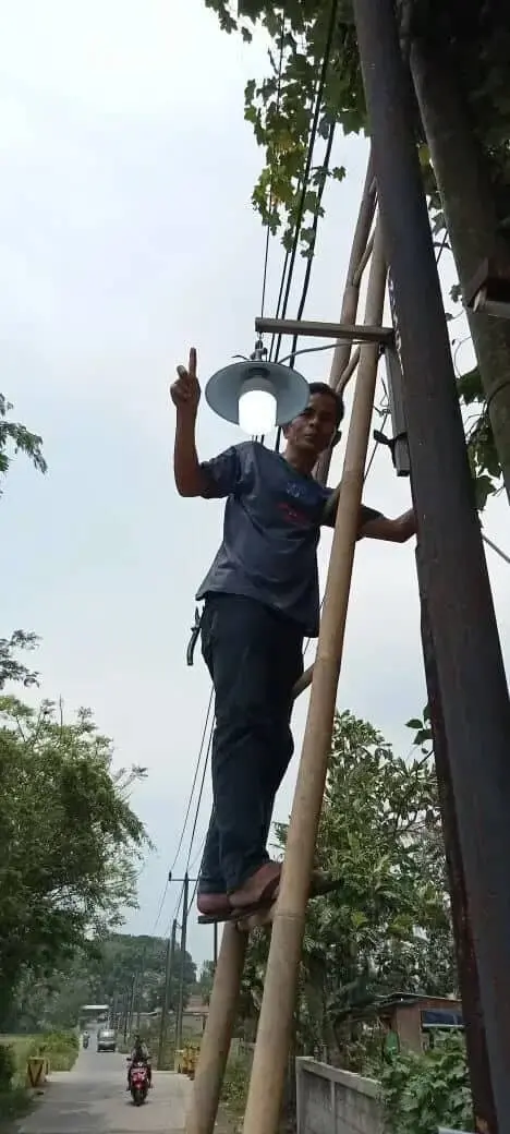 Peduli Lingkungan Warga Desa Pangkat, Ahmad Judin Pasang 25 Lampu PJU Peduli Lingkungan Warga Desa Pangkat, Ahmad Judin Pasang 25 Lampu PJU