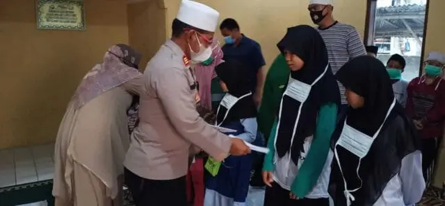 Jelang Pengamanan Pilkades Serentak 2021 Kapolsek Cisoka Santuni Anak Yatim Diiringi doa Bersama Jelang Pengamanan Pilkades Serentak 2021 Kapolsek Cisoka Santuni Anak Yatim Diiringi doa Bersama