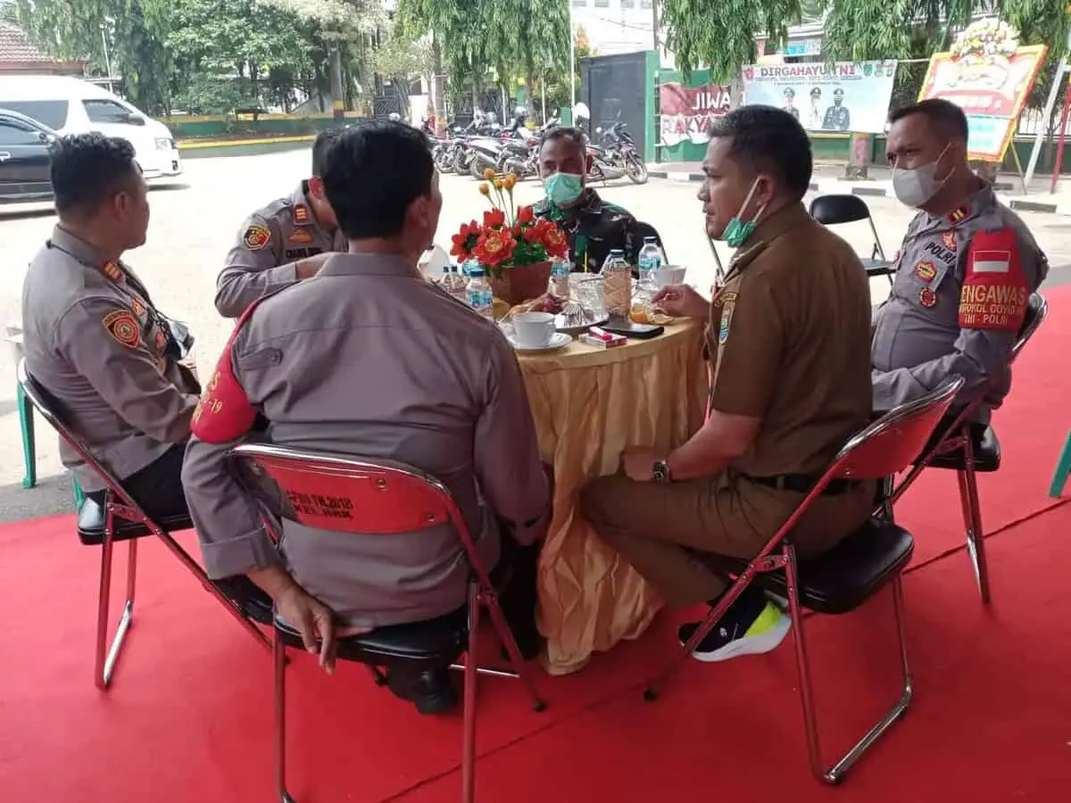 HUT TNI Ke-76, Kapolsek Bersama Camat Geruduk Makoramil 03/Legok