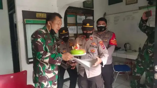 Sambut HUT TNI - 76, Kapolsek Cisoka Berikan Kejutan Sambut HUT TNI - 76, Kapolsek Cisoka Berikan Kejutan