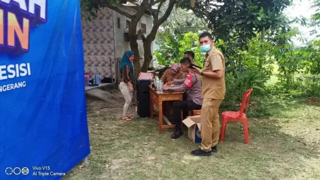 Antisipasi Warga Yang Takut Disuntik Hingga Penyandang Disabilitas, Polsek Panongan Adakan Vaksin Door to Door Antisipasi Warga Yang Takut Disuntik Hingga Penyandang Disabilitas, Polsek Panongan Adakan Vaksin Door to Door