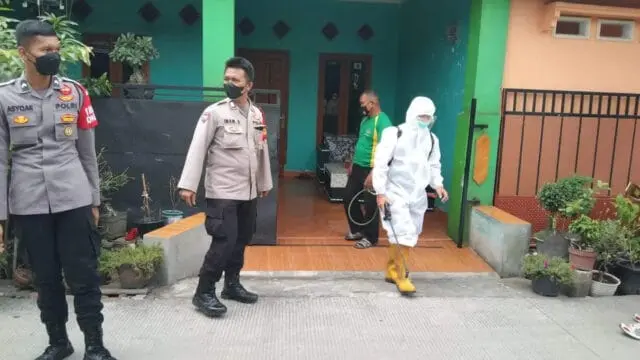 Tekan Penyebaran Covid-19, Bhabinkamtibmas dan Babinsa Panongan Lakukan Penyemprotan Disinfektan Tekan Penyebaran Covid-19, Bhabinkamtibmas dan Babinsa Panongan Lakukan Penyemprotan Disinfektan