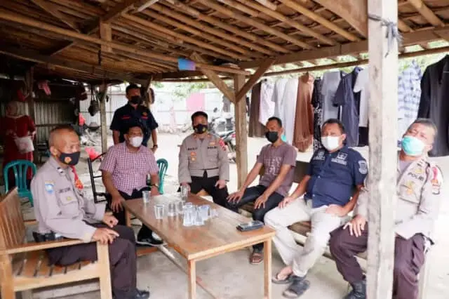 Kapolsek Bersama Camat Panongan Laksanakan Patroli Dialogis Pasca Pilkades Kapolsek Bersama Camat Panongan Laksanakan Patroli Dialogis Pasca Pilkades