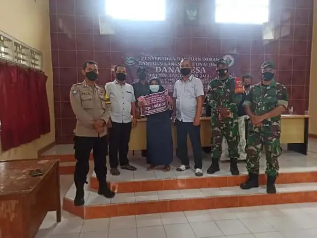 Antisipasi Penyebaran Covid-19, Bhabinkamtibmas Polsek Panongan Imbau Jaga Protkes Penyaluran BLT Desa Ciakar Antisipasi Penyebaran Covid-19, Bhabinkamtibmas Polsek Panongan Imbau Jaga Protkes Penyaluran BLT Desa Ciakar